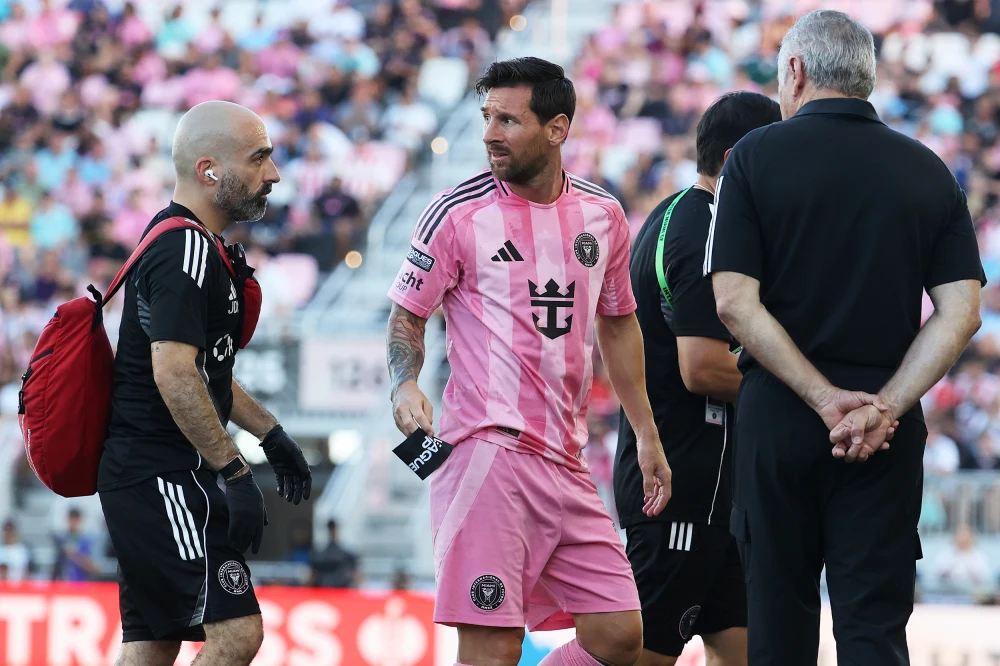 Read more about the article Lionel Messi’s return to Inter Miami is unclear as he deals with right leg injury